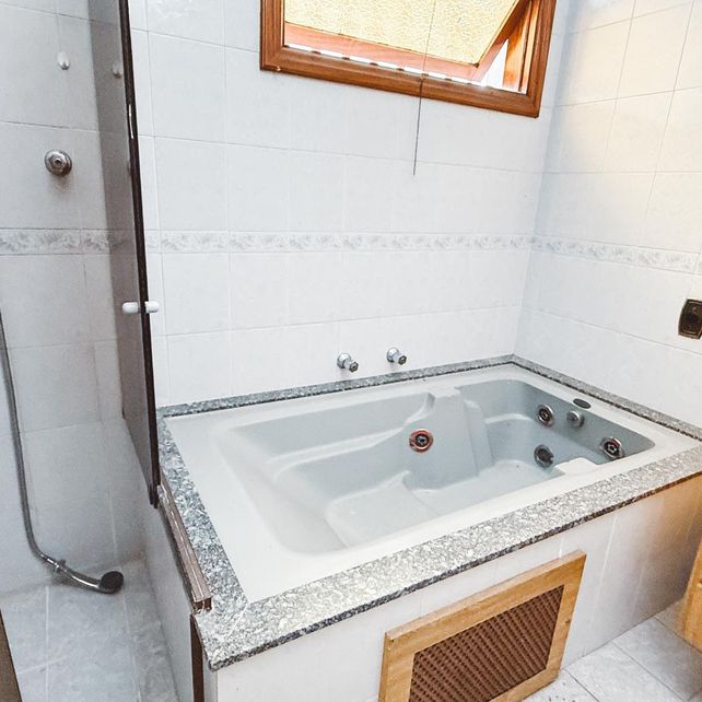 Estado atual do banheiro da suíte com banheira de hidromassagem